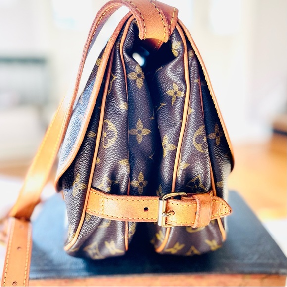 Authentic Vintage Louis Vuitton Saumur 30 Crossbody - Picture 8 of 16
